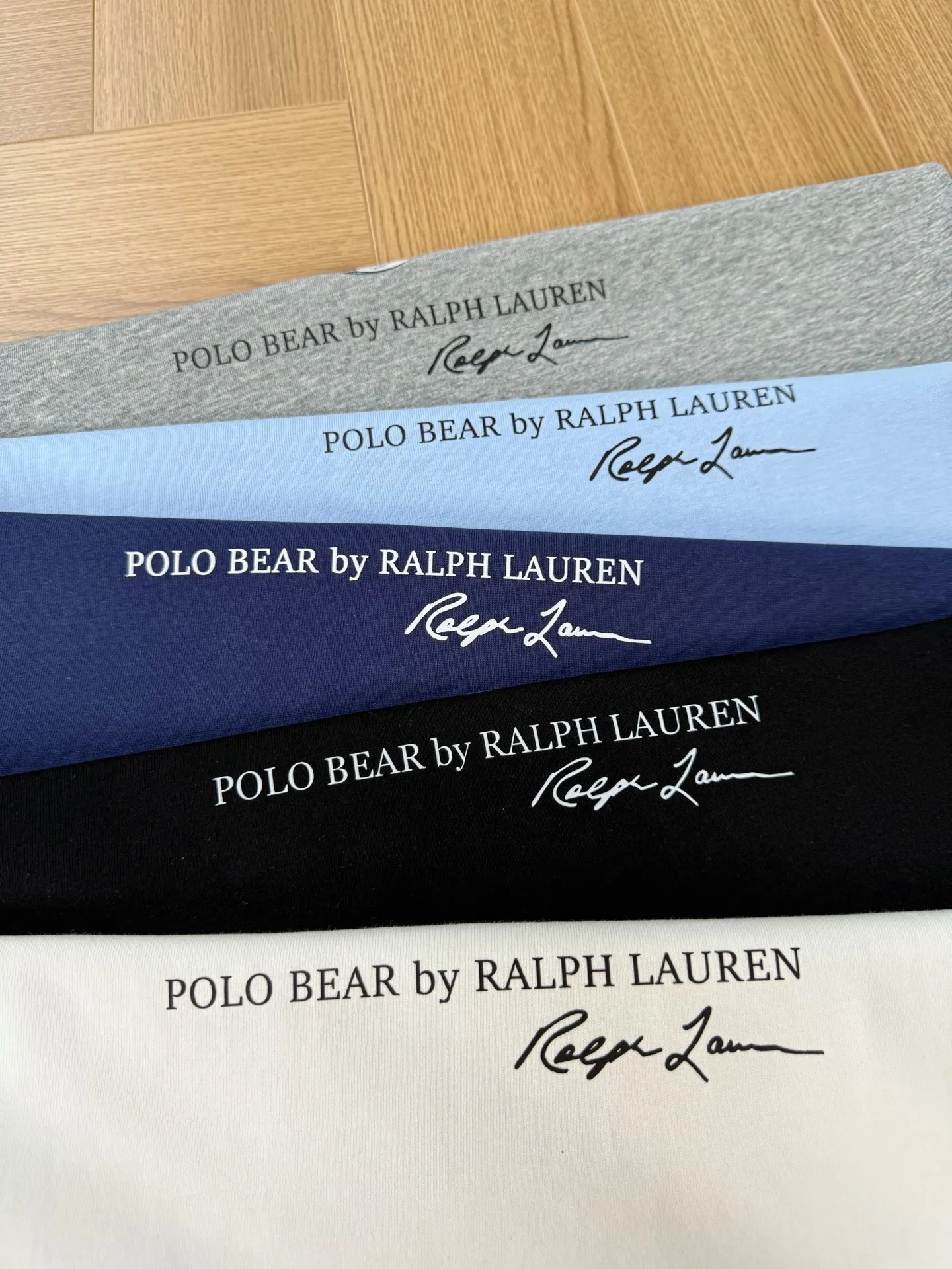P130 Style number: RL001】Ralph Lauren/Ralph Lauren 25ss new bear print round neck short sleeves. The main LOGO on the neck has a QR code mark, which can be scanned for verification to distinguish low-quality products on the market. 32 counts, 240g hydrophilic toner, 100% cotton fabric, comfortable and soft, highly breathable, focusing on high-end cost-effectiveness, needless to say good quality. Available in a variety of colors, both boys and girls can try this genderless style, giving them a yuppie tone in no time. Immerse yourself in your leisurely style, and have your own style in retro. Natural, vivid, and very French romantic feelings perfectly integrate the youthful atmosphere with the trend. The clever embellishment of the classic pony logo embroidery carries all the eye-catching points. Color: black, white, navy blue, light blue Size: S-xL S Shoulder width 44 Bust 108 Sleeve length 23 Clothing length 72 M Shoulder width 45 Bust 112 Sleeve length 24 Clothing length 74 L Shoulder width 46 Bust 116 Sleeve length 25 Clothing length 76 xL Shoulder width 47 Bust 120 Sleeve length 26 Clothing length 78